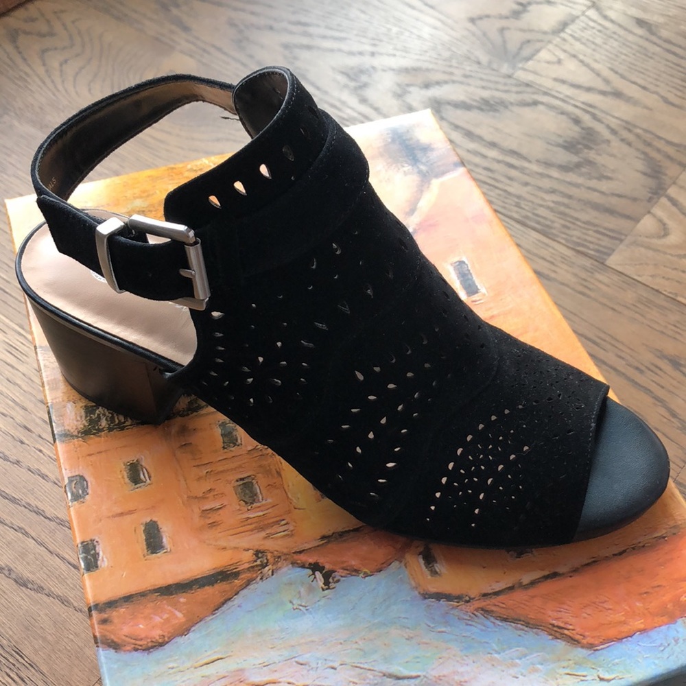 Like NEW Bella Vita Black Booties